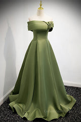 فستان رسمي طويل مطوي باللون الأخضر مكشوف الكتفين على شكل وردة