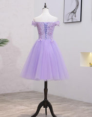 Dentelle violette légère et tulle de la robe de retour à l'épaule