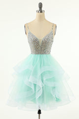 Mint Green Homecoming Dresses Straps V-hals flersjiktsperler Prom-kjoler