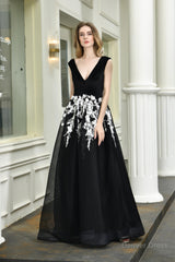 V Neck A-Line Tulle Floor Length Black Prom Dresses with Appliques