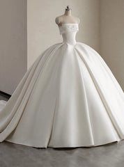 Weißes Satin -Ballkleid trägerloses Hochzeitskleid