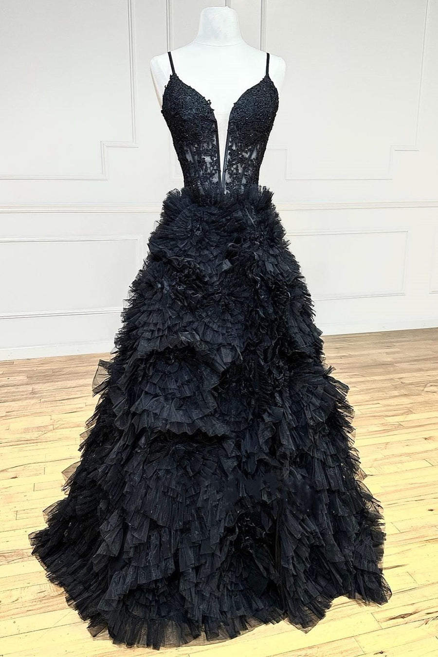 Gorgeous Black Straps Ruffled Long Prom Dress Outfits For Women with Appliques