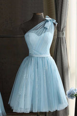 O rochie de acasă albastru cu un umăr cu bowknot