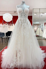 Beautiful Long A-line Strapless Tulle Ivory Wedding Dress Outfits For Women with Appliques Lace