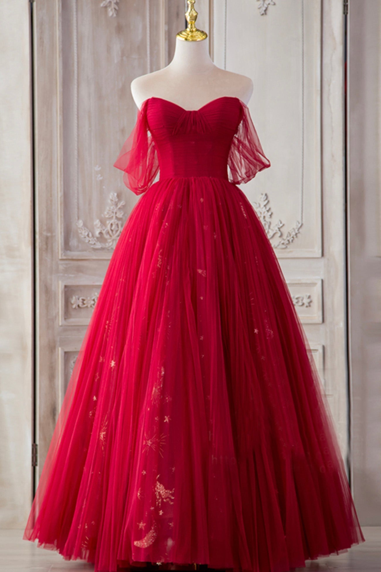 The Red Strapless Tulle Long A-Line Prom Dress Outfits For Women is a showstopper. With its off-the-shoulder design and A-line silhouette, it perfectly blends elegance and allure.